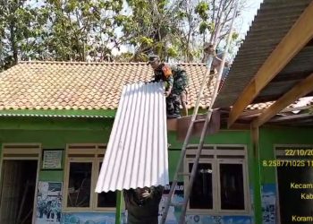 Peduli Pembangunan Dan Pendidikan, Babinsa Koramil Bakung Gelar Gotong Royong Rehab TK PKK Di Desa Pulerejo