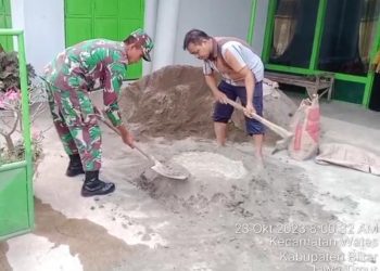 Bantu Pembangunan Di Wilayah Binaannya, Babinsa Koramil Wates Terjun Langsung Ke Lapangan