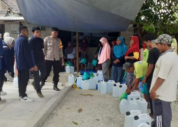 Peringati Sumpah Pemuda, Polsek Jatikalen dan STKIP PGRI Nganjuk Lakukan Aksi Sosial Bantu Air Minum dan Sembako untuk 23 KK Dukuh Kedungringin