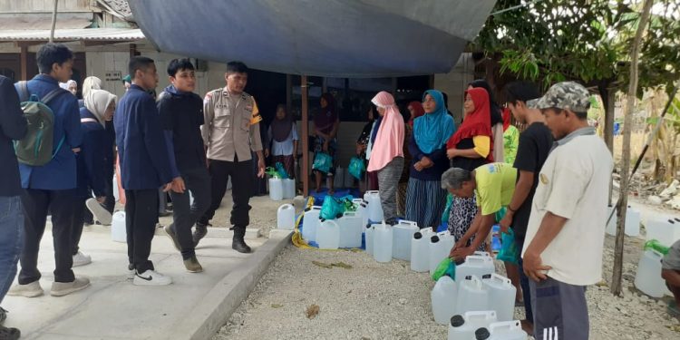 Peringati Sumpah Pemuda, Polsek Jatikalen dan STKIP PGRI Nganjuk Lakukan Aksi Sosial Bantu Air Minum dan Sembako untuk 23 KK Dukuh Kedungringin