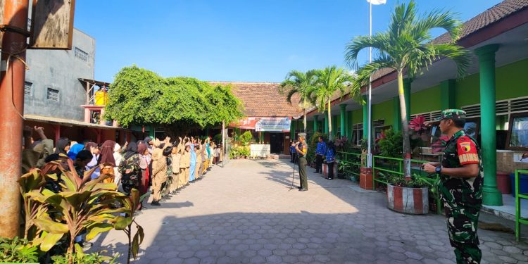Peduli Generasi Muda, Babinsa Koramil Sananwetan Berikan Pengarahan Kepada Siswa Siswi SDN Karangtengah 2