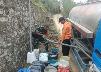 Babinsa Pos Wonotirto, Dampingi BPBD Kab.Blitar Droping Air Bersih Di Wilayah Binaannya