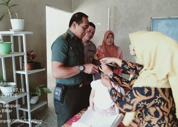 Peduli Kesehatan Generasi Penerus Bangsa, Babinsa Pos Selopuro Dampingi Kegiatan Posyandu Balita