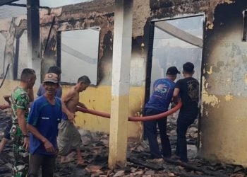 Gerak Cepat Prajurit Lanud BNY, Padamkan Kebakaran SMPN 2 Terusan Nunyai