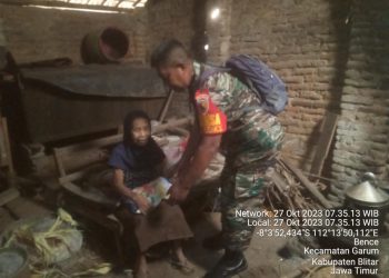 Jumat Berkah, Babinsa Koramil Garum Berbagi Kebahagiaan Kepada Warga Kurang Mampu