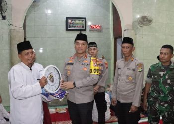 Kapolres Metro Jakarta Barat Kombes Pol M Syahduddi sampaikan pesan Kamtibmas  Setelah   Sholat subuh berjamaah di Masjid Al Muhajirin, Tamansari Jakbar