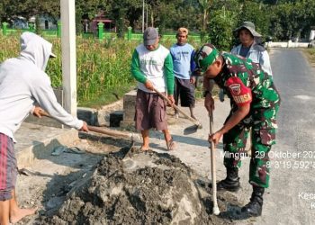 Terjun Langsung Ke Lapangan, Babinsa Koramil Srengat Bantu Pembangunan Saluran Irigasi Di Wilayah Binaannya