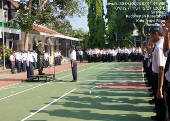 Bati Bakti TNI Koramil Kesamben, Pimpin Upacara Bendera Dan Berikan Pengarahan Kepada Siswa Siswi SMPN 1 Kesamben
