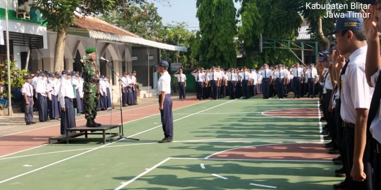 Bati Bakti TNI Koramil Kesamben, Pimpin Upacara Bendera Dan Berikan Pengarahan Kepada Siswa Siswi SMPN 1 Kesamben