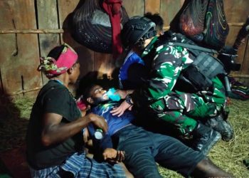 *Satgas Mobile Raider 300 Selamatkan Orang Papua Yang Sakit Keras*