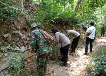 Sinergitas TNI-Polri dan Warga Pasang Selang, Perlancar Pemenuhan Kebutuhan Air Bersih