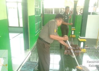 Peduli Kebersihan Tempat Ibadah, Anggota Koramil Wlingi Laksanakan Pembersihan Di Mushola Ar Rohmah Kelurahan Beru