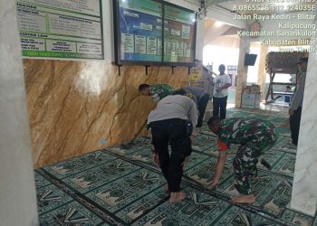 Ciptakan Kebersihan Dan Keindahan Tempat Ibadah, Anggota Koramil Sanankulon Gelar Jumat Bersih