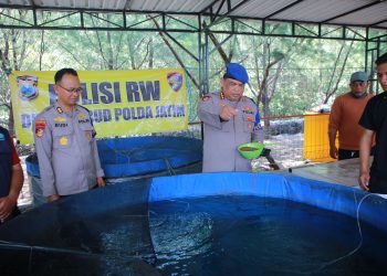 Dukung Ketahanan Pangan Ditpolairud Polda Jatim Beri Bantuan Ribuan Bibit Ikan Lele