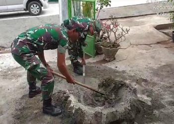 Terjun Langsung Ke Lapangan, Anggota Koramil Wates Bantu Atasi Kesulitan Warga Di Wilayah