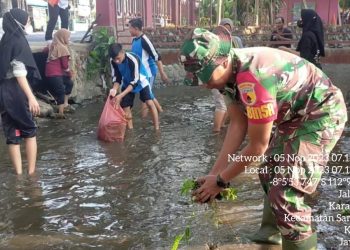 Minggu Bersih, Babinsa Koramil Sananwetan Bersama Warga Masyarakat Gelar Kerja Bakti Pembersihan Sungai