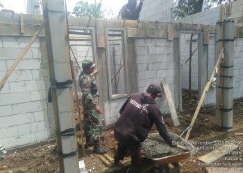 Bantu Atasi Kesulitan Warga Binaannya, Babinsa Koramil Sutojayan Dan Warga Masyarakat Gelar Gotong Royong Bersama