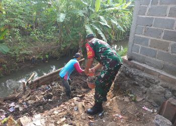 Tingkatkan Budaya Gotong Royong, Babinsa Pos Selopuro Bantu Warga Binaannya Buat Pagar Rumah