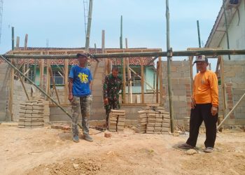 Babinsa Koramil 426-05 Penawar Aji Gotong Royong Bersama Warga Bangun Tempat Pendidikan Al Qur’an