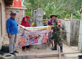 Bersama Perusahaan, Koramil 426-01 Simpang Pematang Salurkan Air Bersih Bagi Warganya
