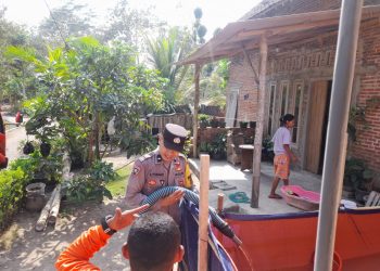Dampak Musim Kemarau Dirasakan Warga, Ini yang Dilakukan Kapolsek Sananwetan Polres Blitar Kota Bersama Anggota