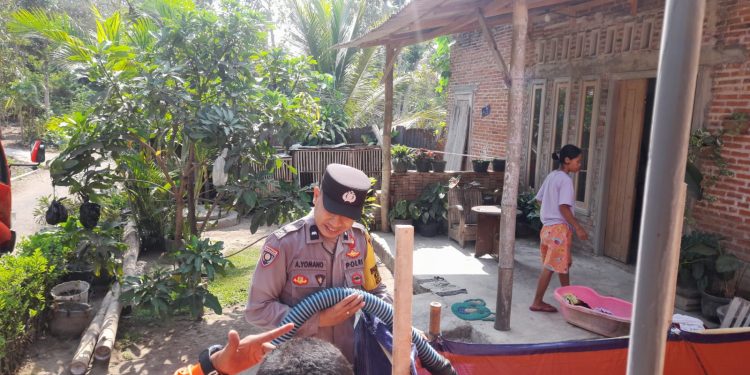 Dampak Musim Kemarau Dirasakan Warga, Ini yang Dilakukan Kapolsek Sananwetan Polres Blitar Kota Bersama Anggota
