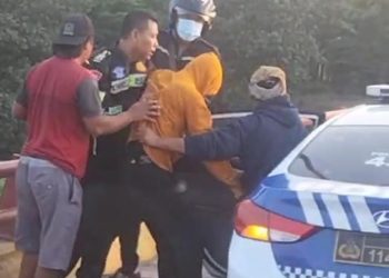Aksi Heroik Anggota Sat Lantas Polres Kediri Kota Gagalkan Upaya Bunuh Diri di Jembatan Semampir