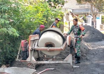 Selalu Hadir Di Tengah Masyarakat, Babinsa Koramil Doko Bantu Pembangunan Di Wilayah Binaannya