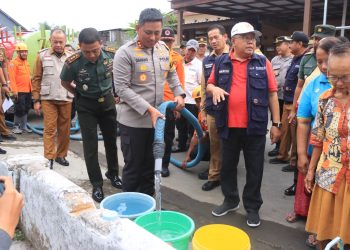 Bersama Forkopimda, Kapolres Blitar Kota Dropping Air Bersih ke Wilayah Kekeringan.