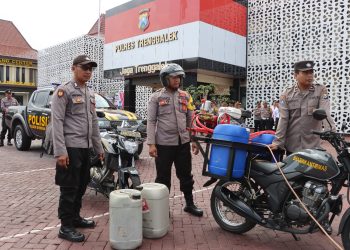 Di Trenggalek Polisi Inovatif Padamkan Karhutla pada Ketinggian Pakai Alat Damkar Mini Pakai Motor