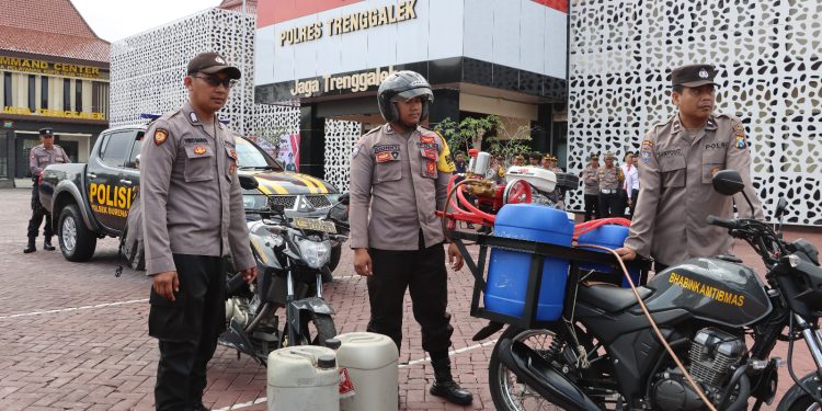 Di Trenggalek Polisi Inovatif Padamkan Karhutla pada Ketinggian Pakai Alat Damkar Mini Pakai Motor