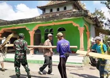Peduli Tempat Ibadah, Babinsa Koramil Bakung Bersama Warga Masyarakat Gelar Gotong Royong Rehab Masjid Al Ikhlas