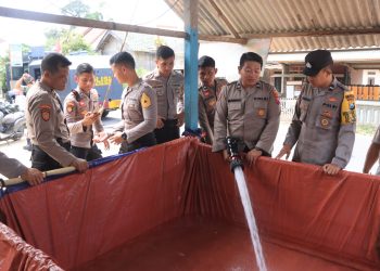 Gunakan Water Cannon, Polres Blitar Kota distribusi bantuan air bersih ke wilayah kekeringan