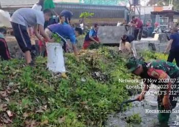 Jumat Bersih, Babinsa Koramil Sananwetan Bersama Tiga Pilar Dan Warga Gelar Kerja Bakti Pembersihan Sungai