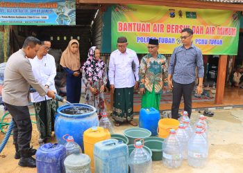 Tangani Dampak Kemarau, Polres Tuban Bersama PCNU Droping Air Bersih Untuk Warga