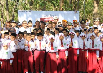 Kapolres Kediri Kota, Mendadak Jadi Guru Pada Kelas Inspirasi di MI dan MTS Miftahul Afkar Selotopeng
