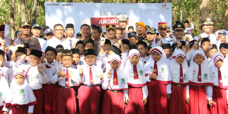 Kapolres Kediri Kota, Mendadak Jadi Guru Pada Kelas Inspirasi di MI dan MTS Miftahul Afkar Selotopeng