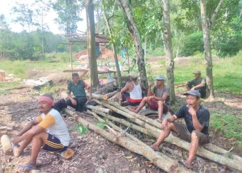 Babinsa Koramil 426-04 Banjar Agung Komsos Himbau Warga Jaga Kebersihan Di Musim Penghujan Datang
