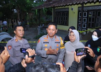 Polres Blitar Kota Datangi TKP penemuan Kerangka Tulang Manusia Yang Terkubur di Kamar Rumah Desa Bacem