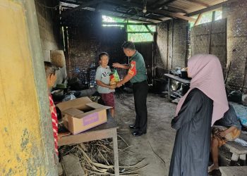 Berbagi Kebahagiaan Kepada Warga Tidak Mampu, Anggota Koramil Ponggok Laksanakan Kegiatan Babinsa Masuk Dapur
