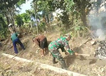 Kompak, Babinsa Koramil Udanawu Bersama Warga Masyarakat Gelar Kerja Bakti Pembersihan Parit