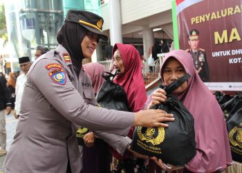 Polres Kediri Kota Berbagi Sembako di Jum’at Curhat Dari Kapolri