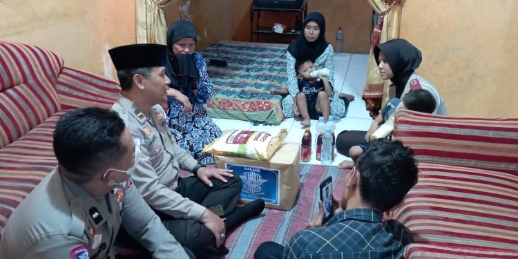 Sambangi Keluarga Korban Laka, Satlantas Polres Jombang Beri Santunan dan Motivasi