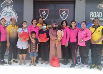 Didampingi Ketua Ranting Bhayangkari Kapolsek Tabanan Bantu Sembako Masyarakat Yang Membutuhkan