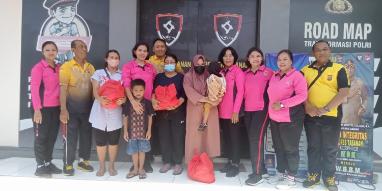 Didampingi Ketua Ranting Bhayangkari Kapolsek Tabanan Bantu Sembako Masyarakat Yang Membutuhkan