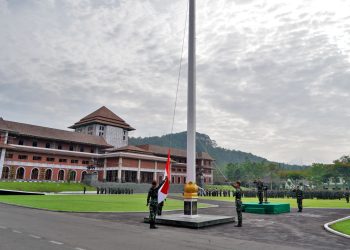 Direktur Pendidikan Akademi Militer Sebagai Inspektur Upacara