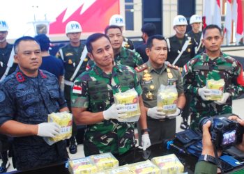 Pangdam XII/Tpr Serahkan Dua WNI Pelaku Penyelundupan 15,9 Kg Sabu Ke BNNP Kalbar