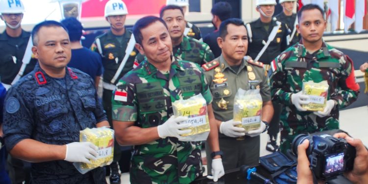Pangdam XII/Tpr Serahkan Dua WNI Pelaku Penyelundupan 15,9 Kg Sabu Ke BNNP Kalbar