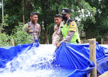 Kendaraan Taktis Polres Blitar Kota Berubah Fungsi Bantu Masyarakat Droping Air Bersih