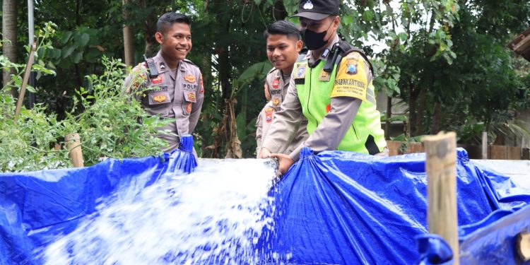 Kendaraan Taktis Polres Blitar Kota Berubah Fungsi Bantu Masyarakat Droping Air Bersih